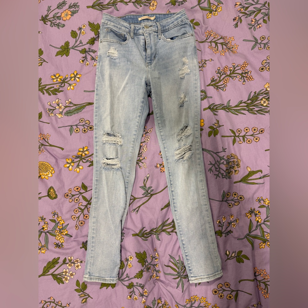 Levi’s Light Wash Distressed Women’s Skinny Jeans